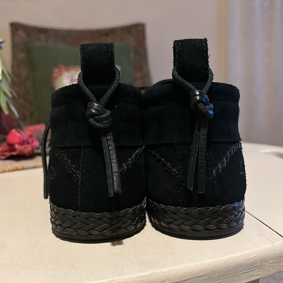 UGG BOOTS - Picture 2 of 6